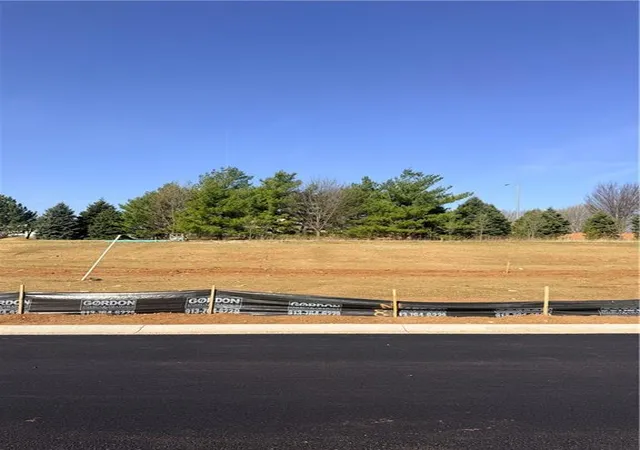 2nd image of 12222 S Emerald St, Olathe, KS 66061 | MLS# 2607962