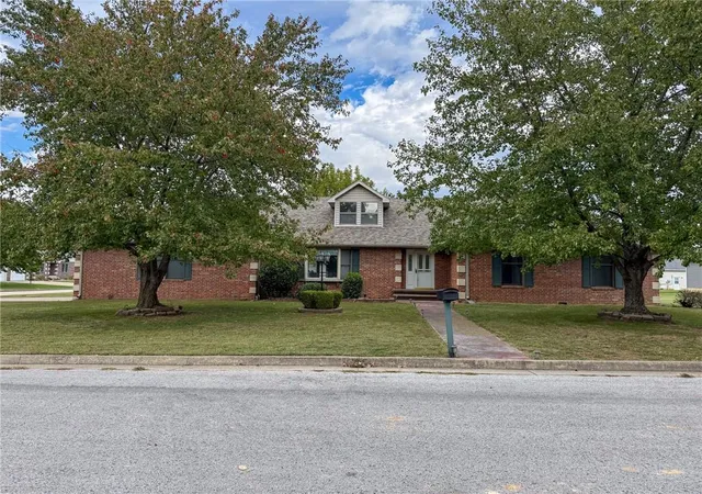 Single family home for sale at 2004 N Lynn St, Nevada, MO 64772 | MLS# 2607983