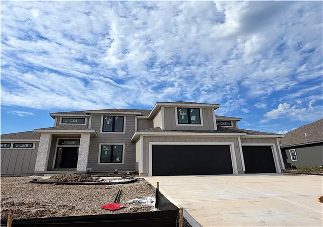 Single family home for sale at 2306 Foxtail Dr, Kearney, MO 64060 | MLS# 2607988
