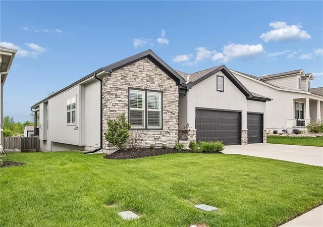 2nd image of 1121 Sw Cheshire Dr, Lees Summit, MO 64083 | MLS# 2608005