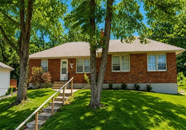 Homes for sale in Raytown, MO | 5406 Ditzler Ave, Raytown, MO 64133 | MLS# 2608080