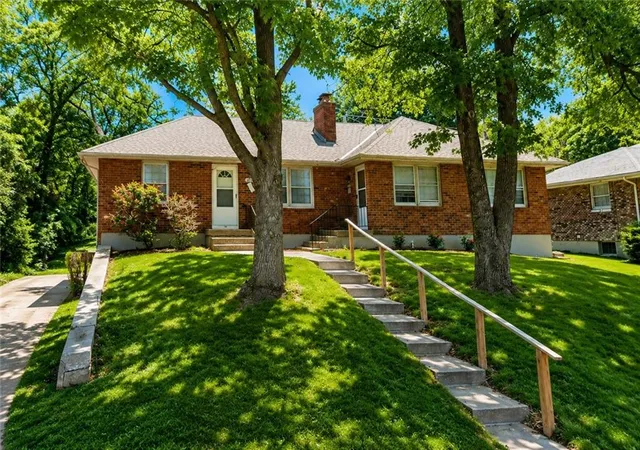 Listing Photo 2 - Condo for sale in building located at 5406 Ditzler Ave, Raytown, MO 64133 - Unit #