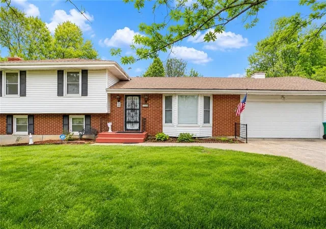 Homes for sale in Peculiar, MO | 881 E 1st St, Peculiar, MO 64078 | MLS# 2608194
