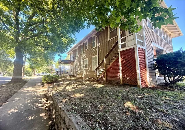Homes for sale in Saint Joseph, MO | 701 Mcdonald St, Saint Joseph, MO 64505 | MLS# 2608430