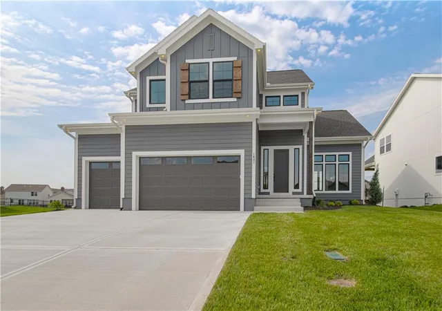 1st image of 17218 S Heatherwood St, Olathe, KS 66062 | MLS# 2608506