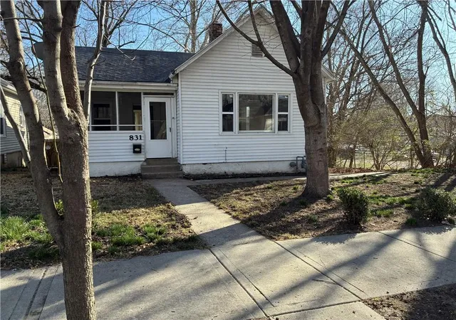 Photo 1 of Single family home for sale at 831 Ottawa St, Leavenworth, KS 66048 | MLS# 2608559 | Listing updated on 2026-04-19