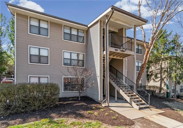 2nd image of 925 Washington #101st St, Washington, MO 63090
