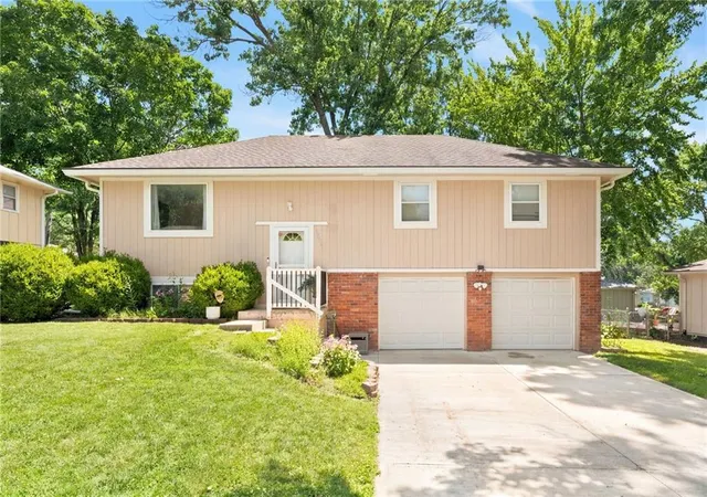 Homes for sale in Blue Springs, MO | 1924 Sw 5th St, Blue Springs, MO 64014 | MLS# 2608770