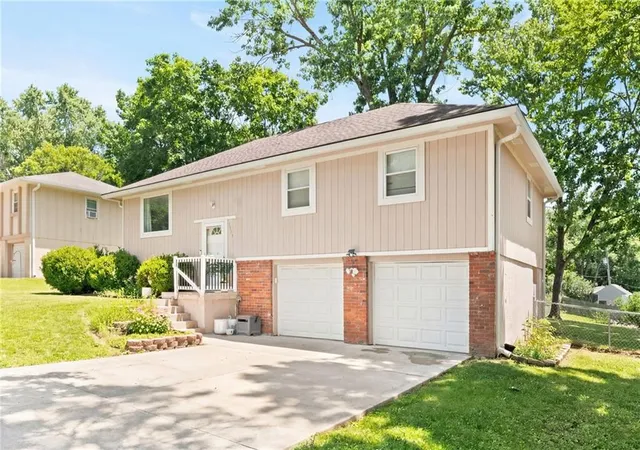 Homes for sale in Blue Springs, MO | 1924 Sw 5Th St, Blue Springs, MO 64014 | MLS# 2608770