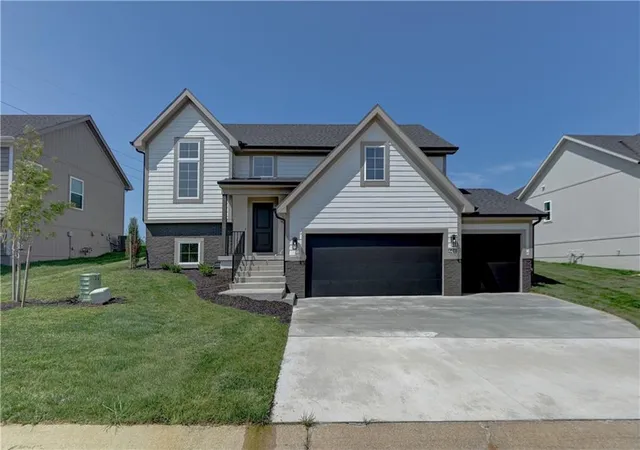 Photo 1 of Single family home for sale at 6410 Nw 98th Street, Kansas City, MO 64154 | MLS# 2608781 | Listing updated on 2026-09-01