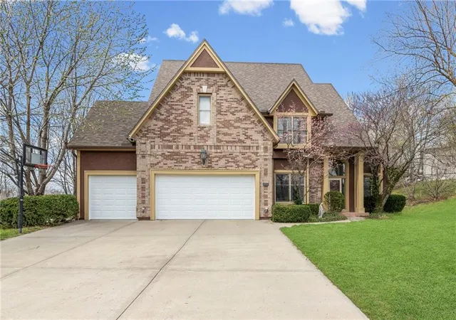 Photo 1 of Single family home for sale at 10400 River Hills Dr, Kansas City, MO 64152 | MLS# 2608902 | Listing updated on 2026-08-26