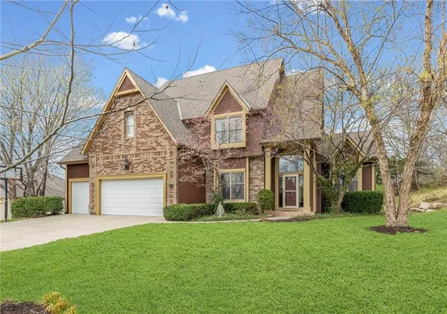 Photo 2 of Single family home for sale at 10400 River Hills Dr, Kansas City, MO 64152 | MLS# 2608902 | Listing updated on 2026-08-26