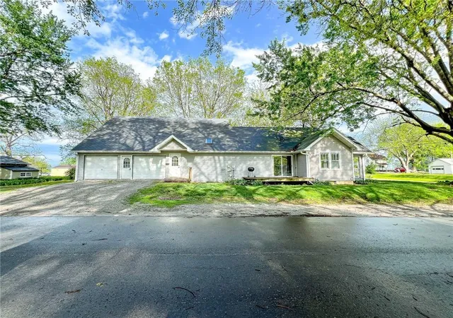 Photo 1 of Single family home for sale at 419 W 12th Street, Maryville, MO 64468 | MLS# 2609007 | Listing updated on 2026-09-14