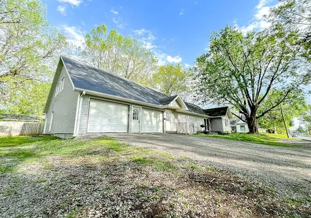 Photo 2 of Single family home for sale at 419 W 12th Street, Maryville, MO 64468 | MLS# 2609007 | Listing updated on 2026-09-14