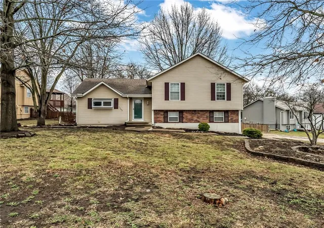 Homes for sale in Greenwood, MO | 1302 Huntington Cir, Greenwood, MO 64034 | MLS# 2609013