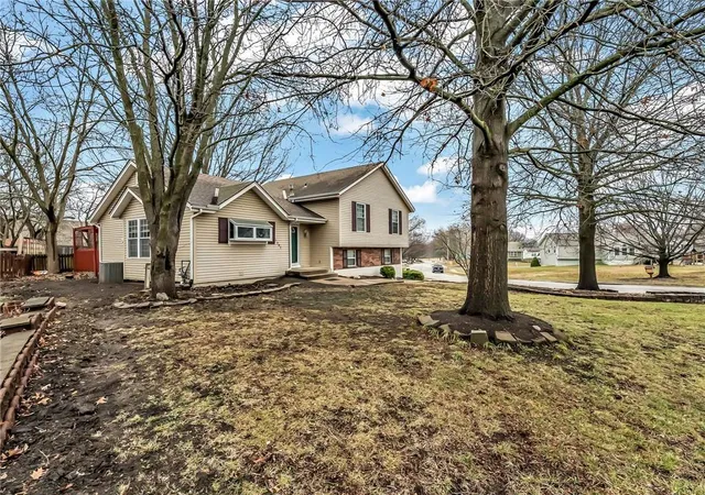 Homes for sale in Greenwood, MO | 1302 Huntington Cir, Greenwood, MO 64034 | MLS# 2609013