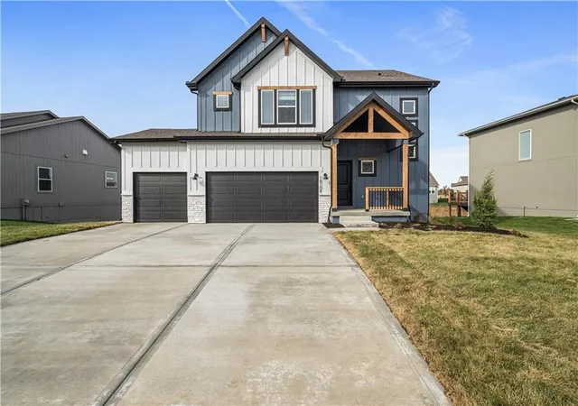 1st image of 18251 W 166th Ter, Olathe, KS 66062 | MLS# 2609046
