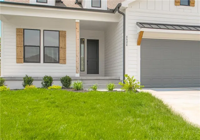 Photo 2 of Single family home for sale at 4524 Sw Berkshire Dr, Raymore, MO 64083 | MLS# 2609083 | Listing updated on 2026-09-19