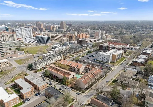2nd image of 1111 W 46Th St, Kansas City, MO 64112