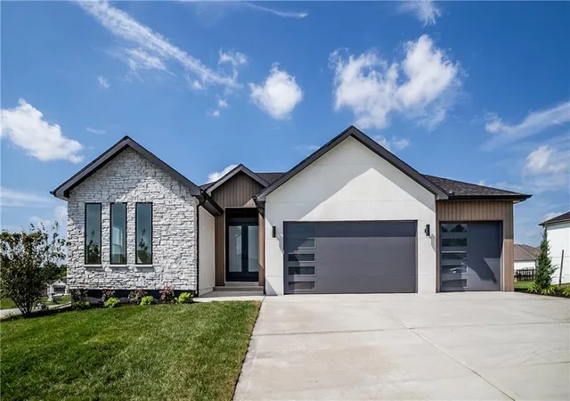 1st image of 2604 Ne Crestview St, Grain Valley, MO 64029 | MLS# 2609199
