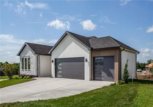 2nd image of 2604 Ne Crestview St, Grain Valley, MO 64029 | MLS# 2609199