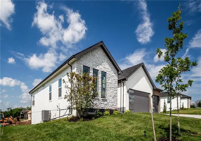 Photo 3 of Single family home for sale at 2604 Ne Crestview St, Grain Valley, MO 64029 | MLS# 2609199 | Listing updated on 2026-08-23