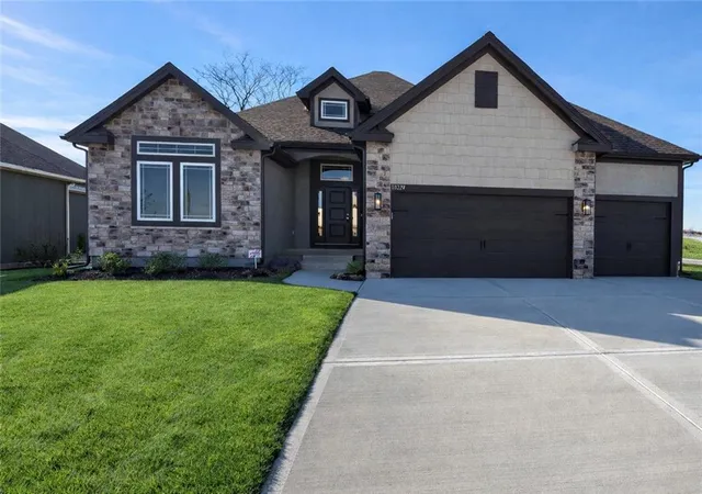 1st image of 7000 Ne 102 Nd Ct, Kansas City, MO 64156 | MLS# 2609274