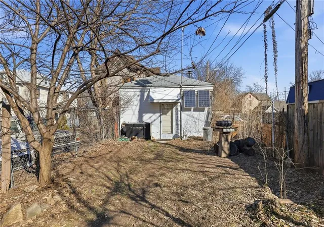 3rd image of 419 Maple Blvd, Kansas City, MO 64124 | MLS# 2609333