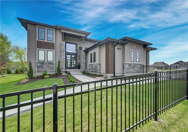 3rd image of 16071 S Twilight Ln, Olathe, KS 66062 | MLS# 2609417