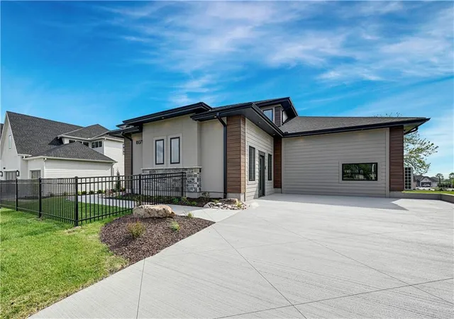 4th image of 16071 S Twilight Ln, Olathe, KS 66062 | MLS# 2609417