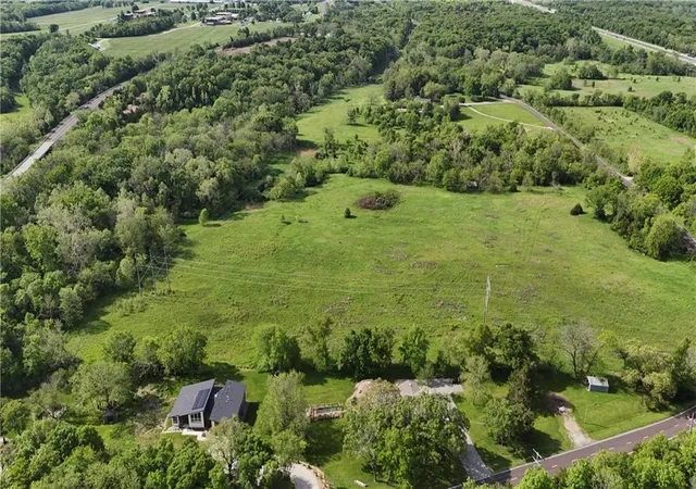 2nd image of 17200 Metcalf Pl, Stilwell, KS 66085 | MLS# 2609466