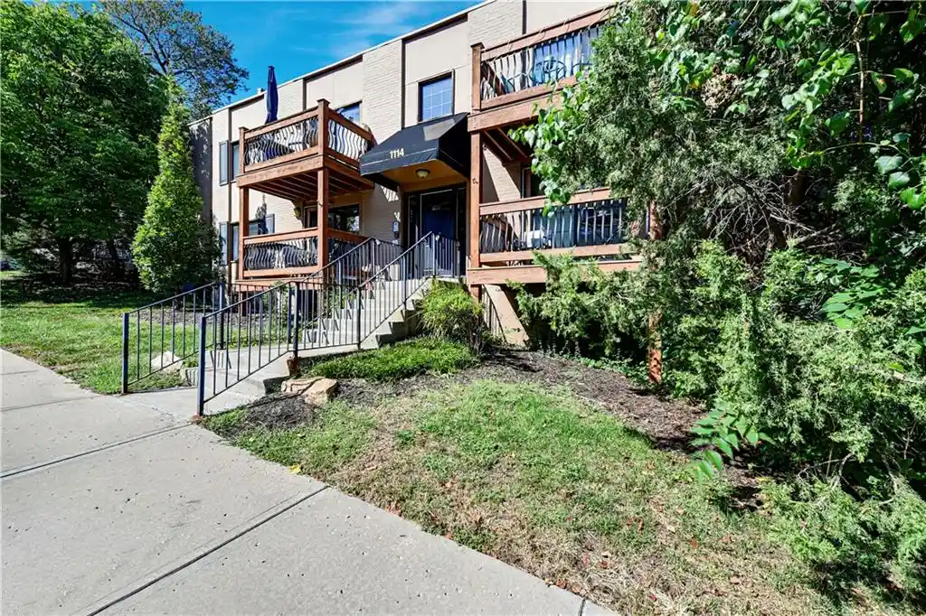 Listing Photo 2 - Condo for sale in 1114 W 46th St located at 1114 W 46th St, Kansas City, MO 64111 - Unit 1114 W 46th Street