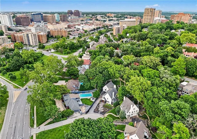 Homes for sale in Kansas City, MO | 4963 Ward Pkwy, Kansas City, MO 64112 | MLS# 2609594