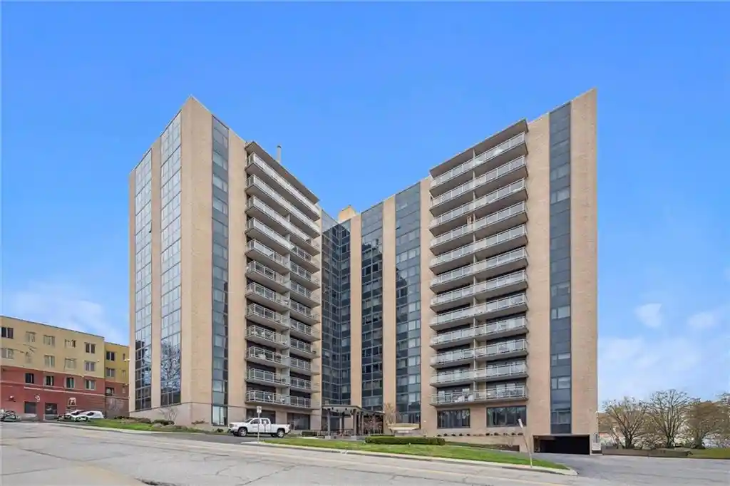 Listing Photo 1 - Condo for sale in 4545 Wornall Rd located at 4545 Wornall Rd, Kansas City, MO 64111 - Unit #1210