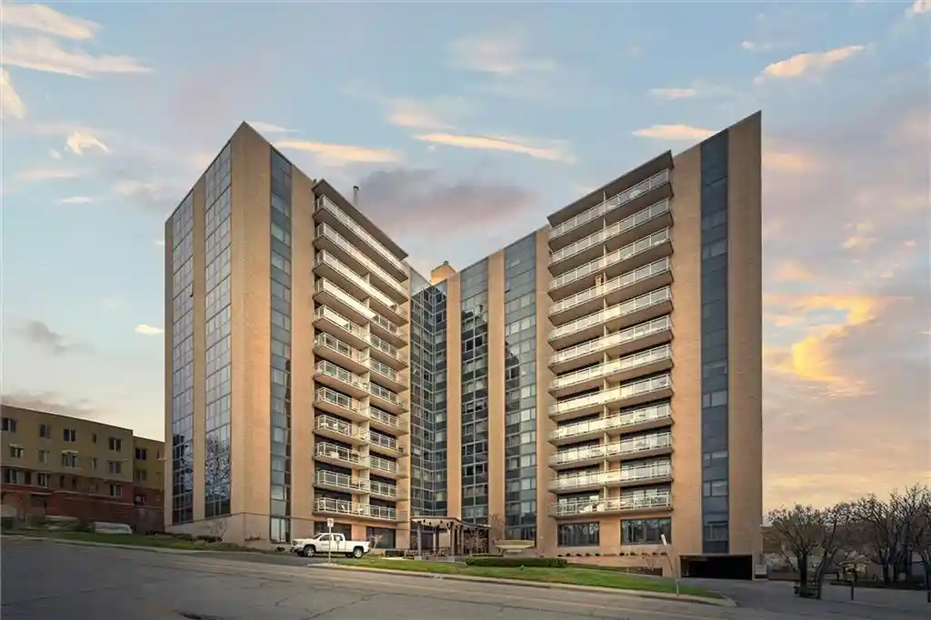 Listing Photo 2 - Condo for sale in 4545 Wornall Rd located at 4545 Wornall Rd, Kansas City, MO 64111 - Unit #1210
