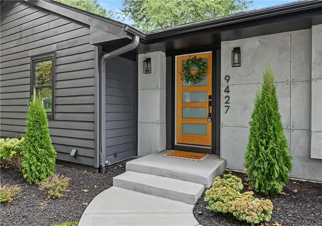 Photo 2 of Single family home for sale at 9427 Wenonga Rd, Leawood, KS 66206 | MLS# 2610019 | Listing updated on 2026-09-29