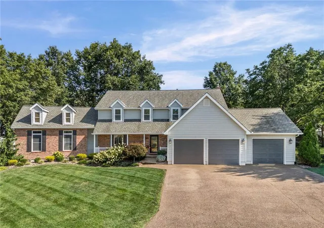 2nd image of 1501 E Sleepy Holw Dr, Olathe, KS 66062 | MLS# 2610022