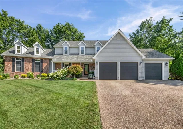 3rd image of 1501 E Sleepy Holw Dr, Olathe, KS 66062 | MLS# 2610022