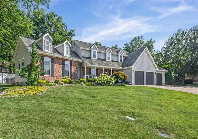 4th image of 1501 E Sleepy Holw Dr, Olathe, KS 66062 | MLS# 2610022