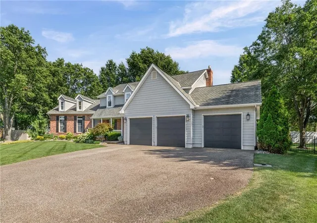 5th image of 1501 E Sleepy Holw Dr, Olathe, KS 66062 | MLS# 2610022