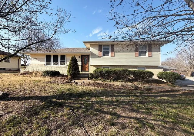 Photo 1 of Single family home for sale at 1 Hi View Ridge Dr, Archie, MO 64725 | MLS# 2610061 | Listing updated on 2026-10-08
