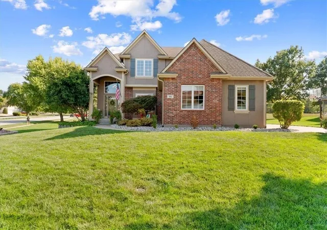 Photo 3 of Sale Pending at 901 SW Drake Dr, Lees Summit, MO 64082 | MLS# 2610071 | Listing updated on 2026-08-14