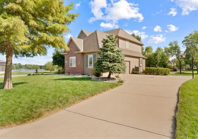 Photo 4 of Sale Pending at 901 SW Drake Dr, Lees Summit, MO 64082 | MLS# 2610071 | Listing updated on 2026-08-14