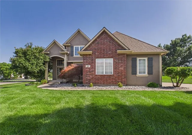 Photo 3 of Sale Pending at 901 Sw Drake Dr, Lees Summit, MO 64082 | MLS# 2610071 | Listing updated on 2026-08-14