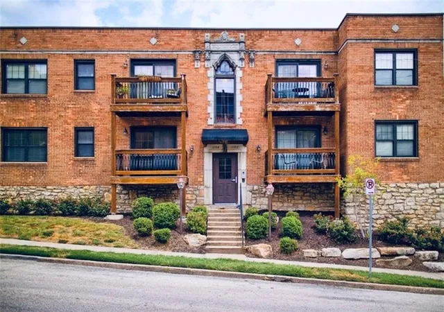 1st image of 1108 W 46th St #6, Kansas City, MO 64112 | MLS# 2610087