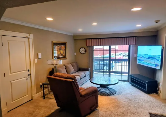 2nd image of 1108 W 46th St #6, Kansas City, MO 64112 | MLS# 2610087