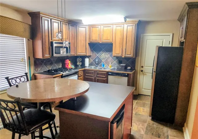 3rd image of 1108 W 46Th St #6, Kansas City, MO 64112 | MLS# 2610087