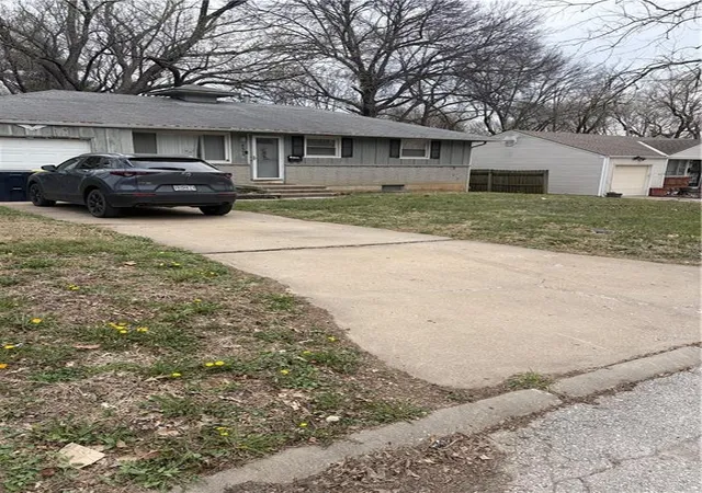 1st image of 8605 Cambridge Ave, Kansas City, MO 64138 | MLS# 2610095