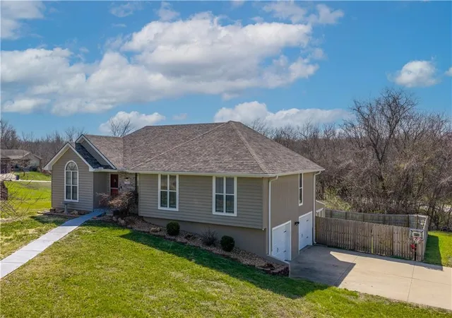 4th image of 1208 Jennies Dr, Warrensburg, MO 64093 | MLS# 2610151