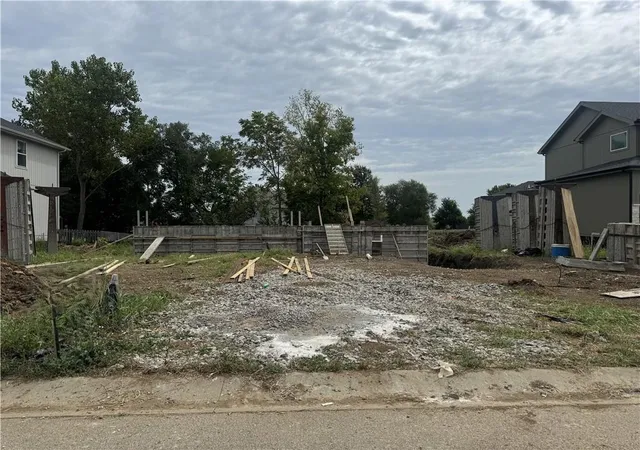 2nd image of 20779 Emerald St, Spring Hill, KS 66083 | MLS# 2610165